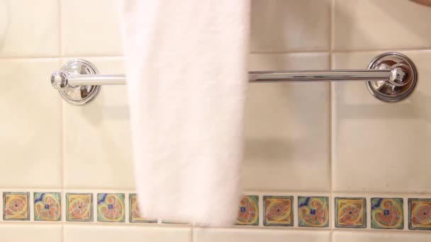 Close-up shot of housekeeper placing clean bath towels in the bathroom - Materiaali, video