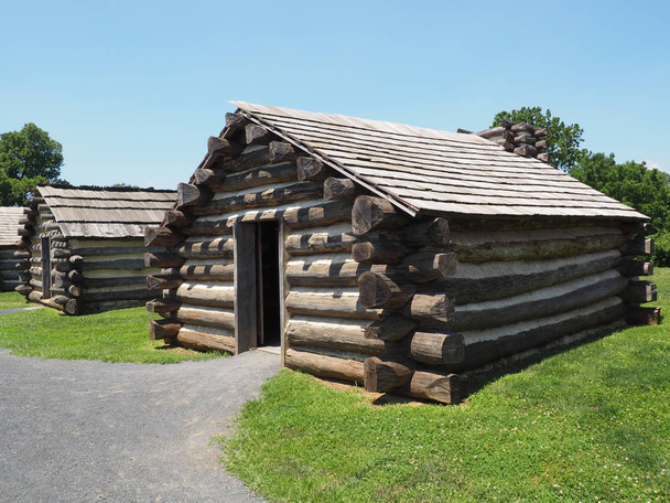 ペンシルベニア州バレーフォージで再建された兵士小屋 - 写真・画像