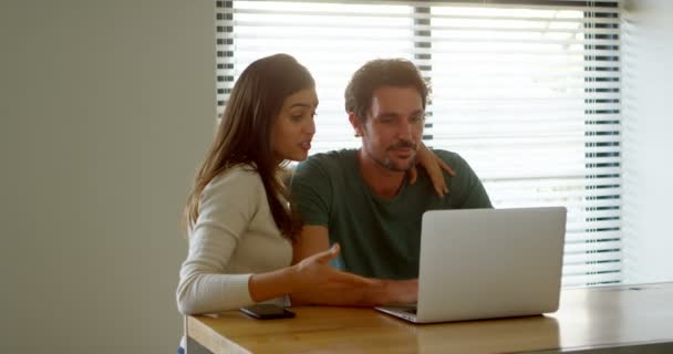 Happy couple using laptop at home 4k - Πλάνα, βίντεο