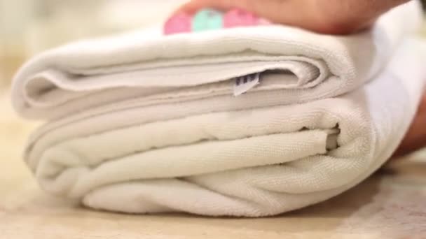 Close-up shot van de huishoudster plaatsen van schone handdoeken in de badkamer - Video