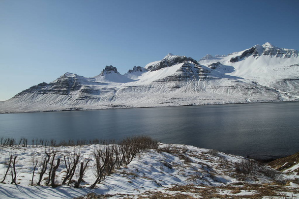 アイスランドの美しい冬の風景。山の川と素晴らしいアイスランドの自然。岩が多い土地、高山、劇的な空。壮大な雄大な風景とアイスランドの自然.  - 写真・画像
