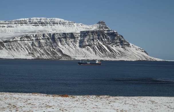 Kauniit talvimaisemat Islannissa. Vuoristojoet ja ihana jäämeri. Kalliomaata, korkeita vuoria, dramaattinen taivas. Eeppiset ja majesteettiset maisemat ja Islannin luonto
.  - Valokuva, kuva