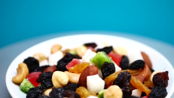 Trockene Nüsse und Früchte gemischt. gesunde Ernährung und Snacks - Filmmaterial, Video