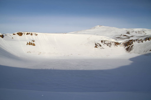 Beaux paysages hivernaux d'Islande. Rivières de montagne et merveilleuse nature glaciaire. Terre rocheuse, hautes montagnes, ciel spectaculaire. Paysages épiques et majestueux et nature de l'Islande
.  - Photo, image
