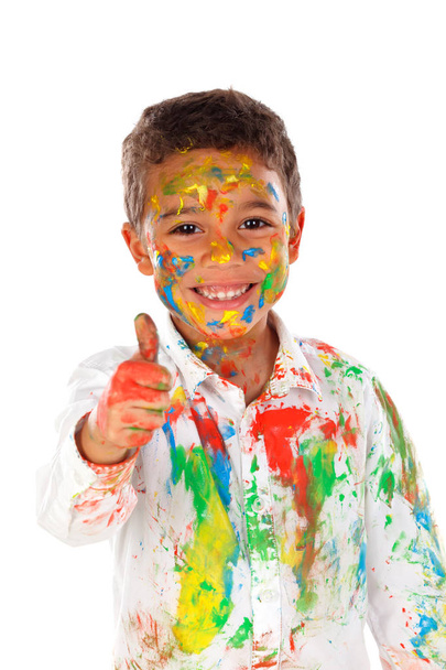 αστείος αγόρι αφρικανικό καλύπτεται με χρώμα δείχνει τον αντίχειρα επάνω απομονωθεί σε λευκό φόντο - Φωτογραφία, εικόνα