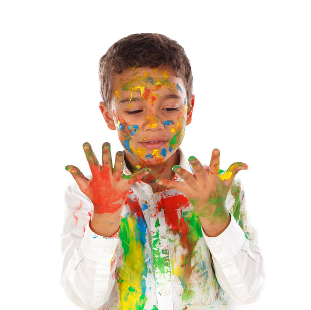 lustige afrikanische Junge mit Gesicht und Hände mit Farbe isoliert auf weißem Hintergrund bedeckt - Foto, Bild