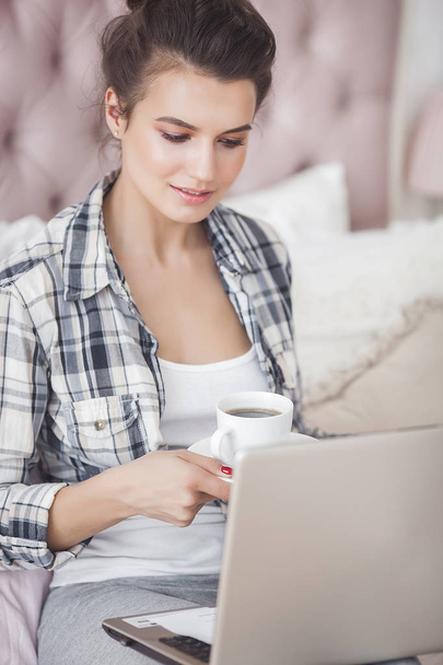 junge attraktive Frau arbeitet zu Hause am Laptop - Foto, Bild