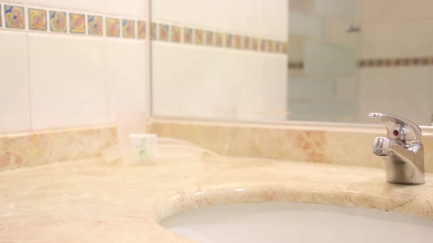 Ember a Hotel fürdőszoba - Felvétel, videó
