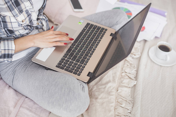 Молода приваблива жінка працює вдома в ноутбуці
 - Фото, зображення