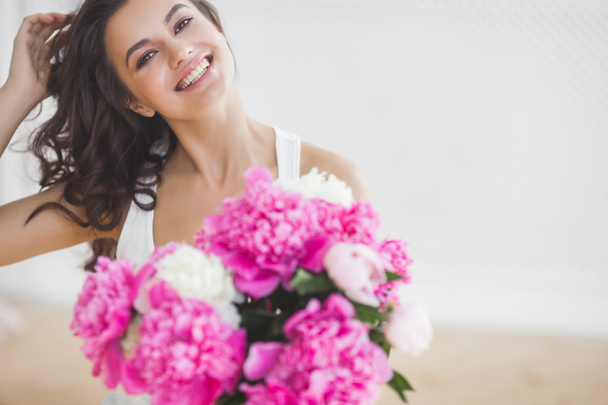 Mujer atractiva joven con flores de peonía rosa y blanca
 - Foto, Imagen