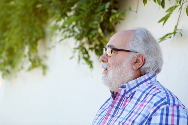 retrato de hombre mayor con barba blanca en la calle
 - Foto, imagen