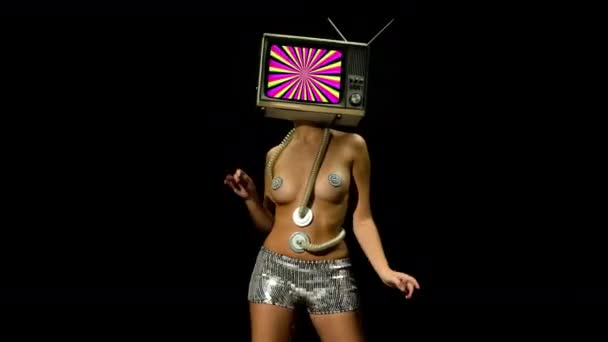 Frau tanzt und posiert mit Fernseher als Kopf auf schwarzem Hintergrund - Filmmaterial, Video