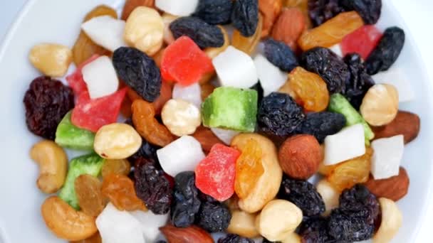 Trockene Nüsse und Früchte gemischt. gesunde Ernährung und Snacks - Filmmaterial, Video