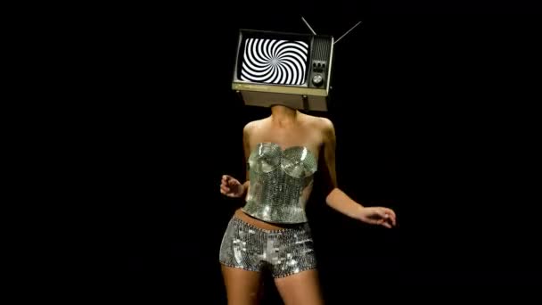mujer bailando y posando con la televisión como cabeza sobre fondo negro
 - Metraje, vídeo
