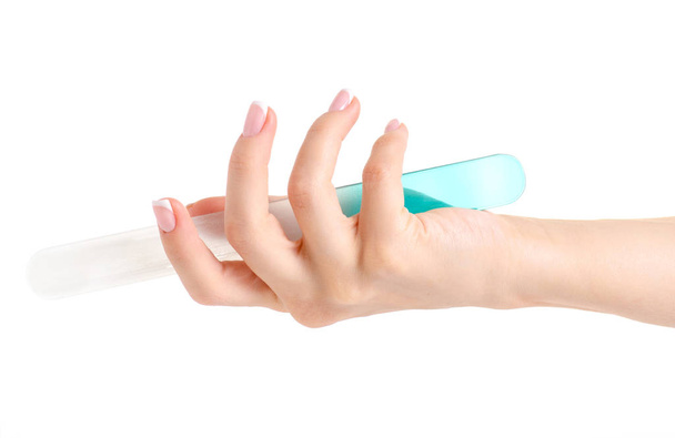 Mains féminines avec une lime à ongles dans les mains manucure française
 - Photo, image