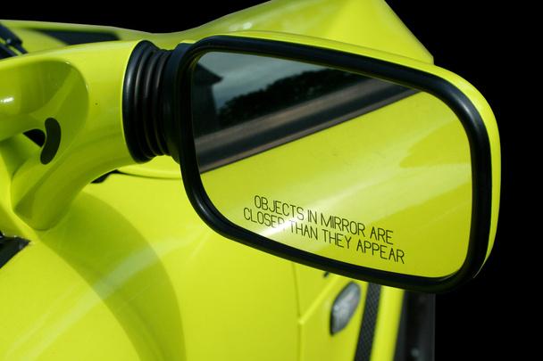 Miroir voiture de sport jaune
 - Photo, image