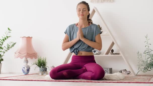 Femme méditant dans la pose de lotus au studio de yoga - Séquence, vidéo