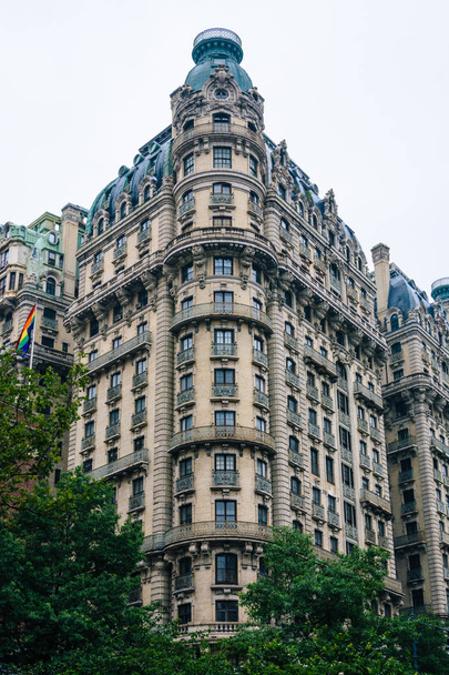 A historic building at 73rd and Broadway, in the Upper East Side of Manhattan, New York City - Valokuva, kuva