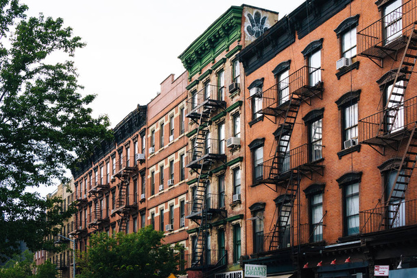 Cegły budynki mieszkalne w Greenwich Village, Manhattan, Nowy Jork. - Zdjęcie, obraz