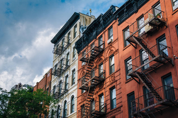 Brick residential buildings in Greenwich Village, Manhattan, New York City. - Фото, зображення