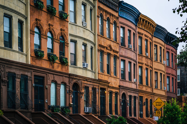 Colorful row houses in Harlem, Manhattan, New York City. - Foto, Imagen