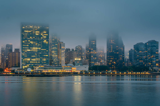 Mistige uitzicht op de skyline van Manhattan vanaf Gantry Plaza State Park, in Long Island City, Queens, New York City. - Foto, afbeelding