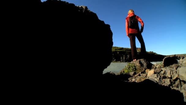 Donna sola accanto all'acqua corrente veloce nella sua avventura escursionistica
 - Filmati, video