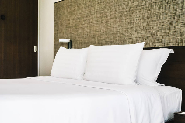ホテルの寝室のベッドの装飾インテリアに白い快適な枕 - 写真・画像
