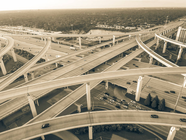 Vintage ύφος Αεροφωτογραφία μαζική εθνική οδό διασταύρωση, στοίβα εναλλάσσονται με αυξημένα διασταύρωση άνω διάβασης στο Χιούστον, Τέξας, ΗΠΑ. Πέντε επίπεδα αυτοκινητόδρομο διατραπεζικές μεταφέρουν βαριά κυκλοφορία ώρας κυκλοφοριακής αιχμής - Φωτογραφία, εικόνα