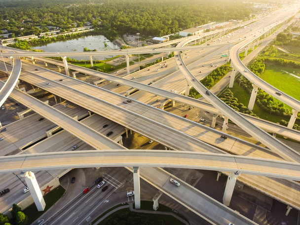 午後の遅い時間、テキサス州ヒューストンで高架道路ジャンクション陸橋とインターチェンジ上空表示大規模な高速道路交差点この 5 レベル高速道路インターチェンジを運ぶ重いラッシュアワーの交通渋滞. - 写真・画像