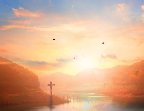 Résurrection du Dimanche de Pâques concept : Croix de silhouette sur fond de lever de soleil prairie
 - Photo, image