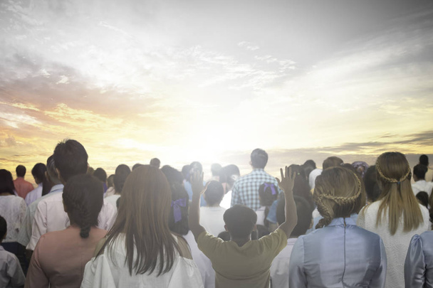 Környezetvédelmi nap világképének: ember sziluettje felemelte kezét a rét naplemente háttér - Fotó, kép