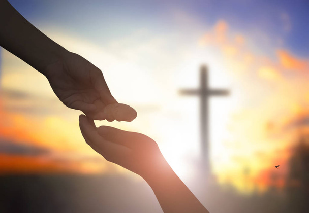 Ressurreição da Páscoa Domingo conceito: Silhueta cruz no prado nascer do sol fundo
 - Foto, Imagem