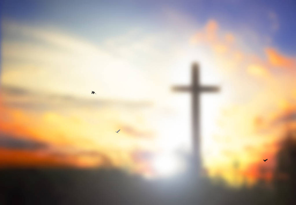 Résurrection du Dimanche de Pâques concept : Croix de silhouette sur fond de lever de soleil prairie
 - Photo, image