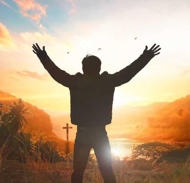 Silhouette di preghiere cristiane alzando la mano mentre si prega il Gesù - Foto, immagini