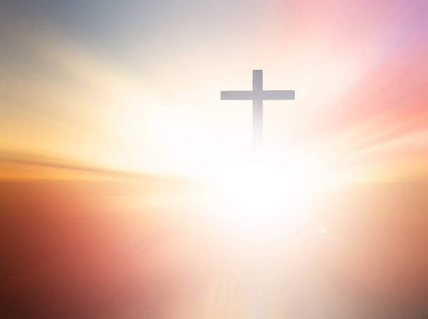 Keresztény kereszt jelenik meg fényes az égen háttér - Fotó, kép