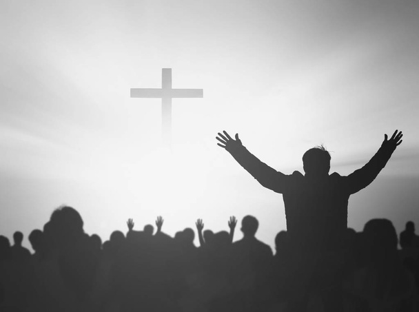 Silhueta de orações cristãs levantando a mão enquanto reza ao Jesus - Foto, Imagem