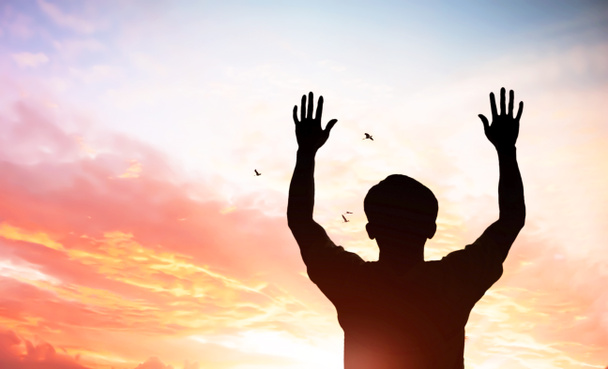 Силуэт христианских молитв, поднимающих руку, молясь Иисусу - Фото, изображение