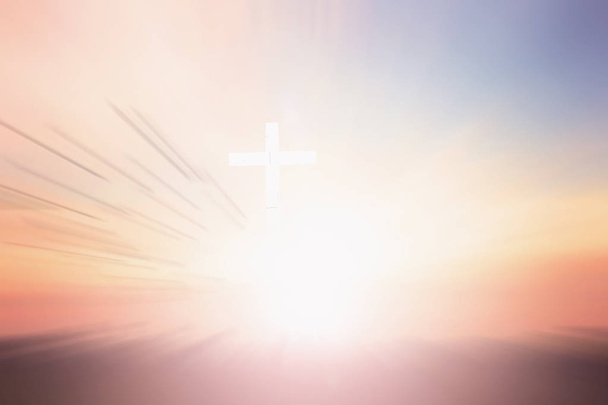 Keresztény kereszt jelenik meg fényes az égen háttér - Fotó, kép