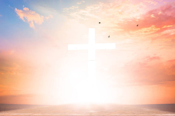 Krzyż chrześcijański pojawia się jasny w tle nieba - Zdjęcie, obraz