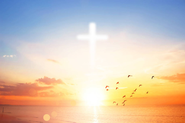 Христианский крест кажется ярким на фоне неба - Фото, изображение