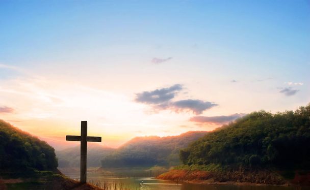 Křesťanský kříž se objeví na pozadí oblohy - Fotografie, Obrázek