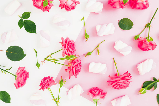 collectie van rozen met marshmallow snoepjes op witte en roze achtergrond achtergrond  - Foto, afbeelding
