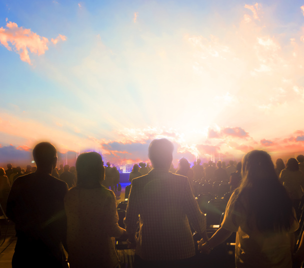 Concetto di benessere emotivo: silhouette dell'uomo alzato le mani al tramonto prato sfondo
 - Foto, immagini