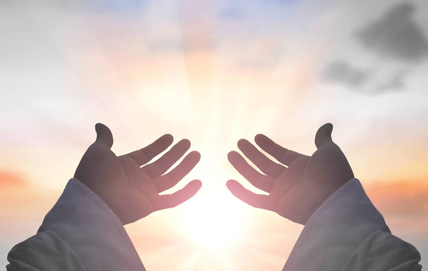 Koncepcja kareem Ramadan: sylwetka ręce Boga nad niewyraźne tło zachód słońca - Zdjęcie, obraz