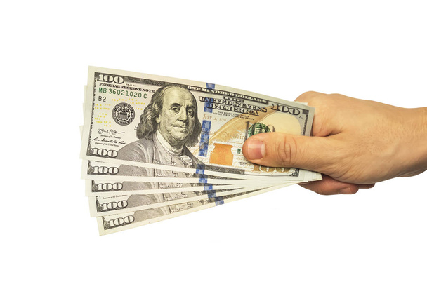 az ember kézzel, amely elszigetelt fehér background 100 dollár számlák. Vértes 500 dollárt. A srác tartja ujjai ötszáz amerikai dollár - Fotó, kép