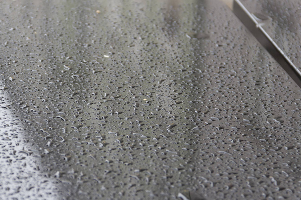 Dešťové kapky na reflexní povrch zahradního stolu - Fotografie, Obrázek