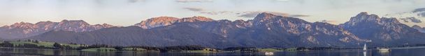 Vista panorâmica do lago Forggensee e montanhas na Alemanha
 - Foto, Imagem