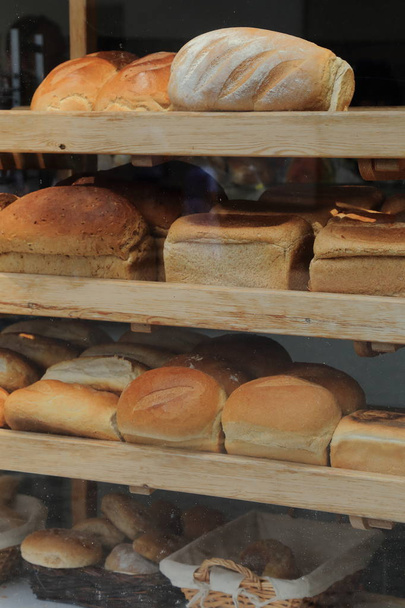 Taze pişmiş somun ekmek etkinleştirirseniz dükkanı penceresinde Sidmouth şehir, Doğu Devon raflar dolu - Fotoğraf, Görsel