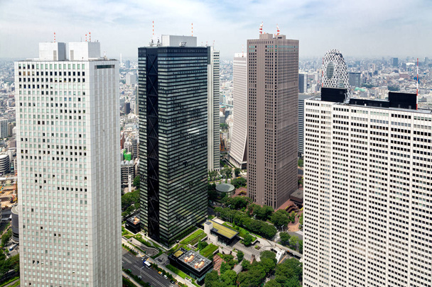 Вид з сучасними фінансового району Shinjuku, в Токіо, Японія. - Фото, зображення